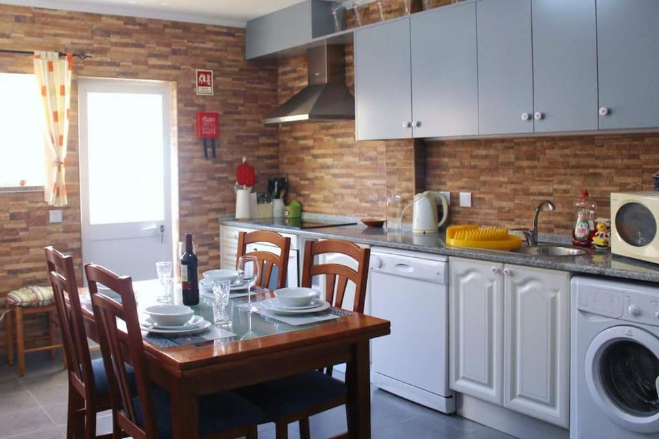 Kitchen or kitchenette, Dining area, dishwasher, minibar, pet friendly, stove