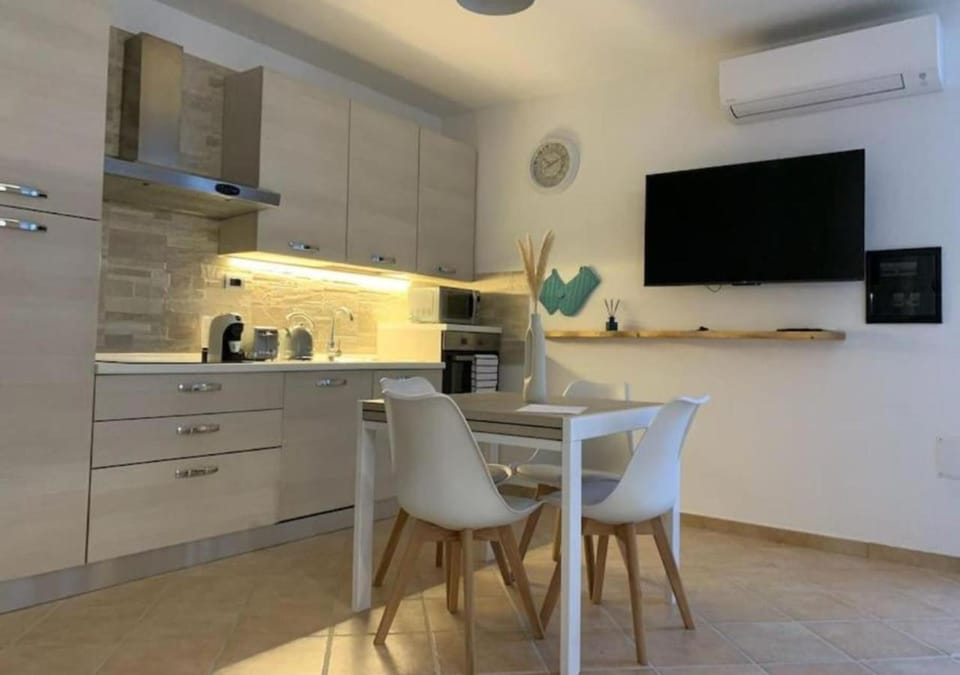 Communal lounge/ TV room, TV and multimedia, Coffee/tea facilities, Kitchen or kitchenette, Seating area, Dining area, dishwasher, minibar, pet friendly, stove, air conditioner