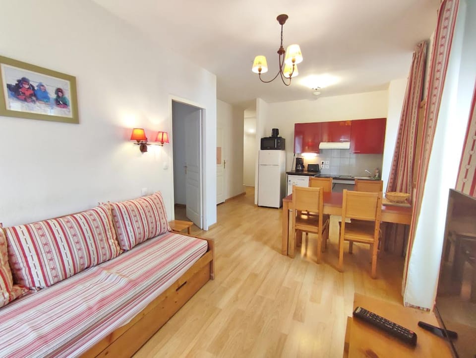 Kitchen or kitchenette, Living room, Seating area, Dining area, minibar, stove