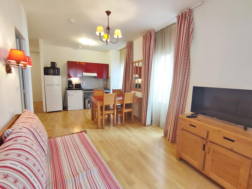 Kitchen or kitchenette, Dining area, minibar, stove