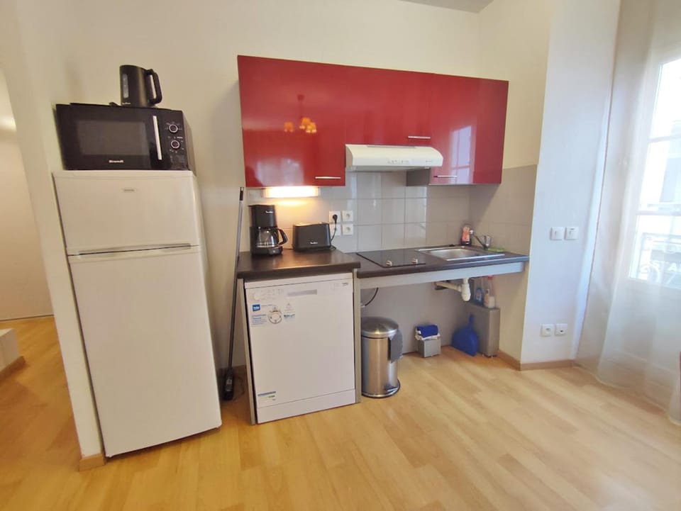 Kitchen or kitchenette, dishwasher, minibar, stove, toaster
