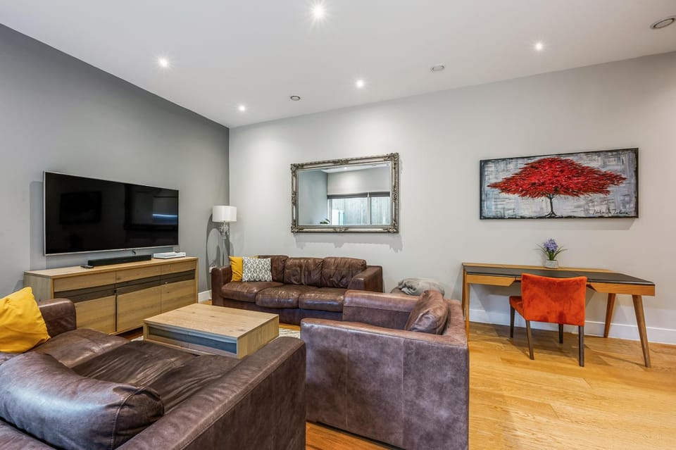 Large Modern One Bedroom Apartment (nearly 800 ft) Apartment in London Borough of Ealing