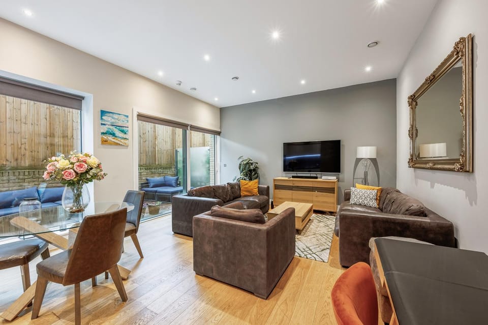 Large Modern One Bedroom Apartment (nearly 800 ft) Apartment in London Borough of Ealing