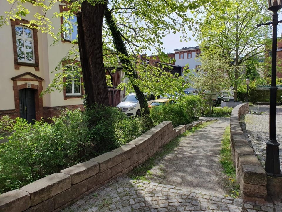Garden view, Location