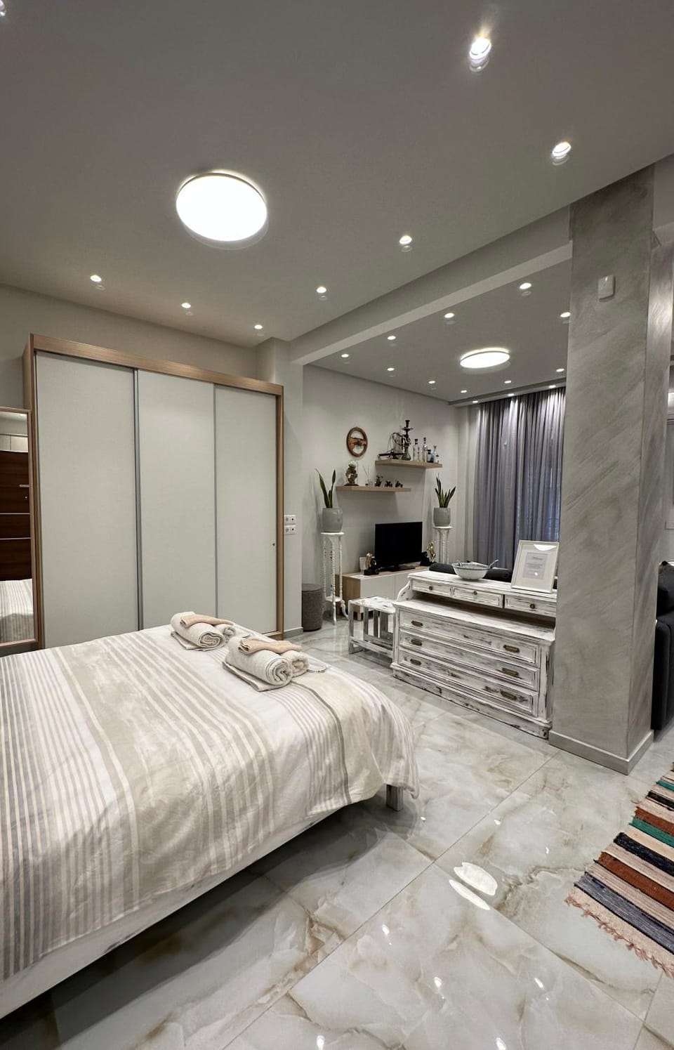 Bed, Photo of the whole room, Bedroom