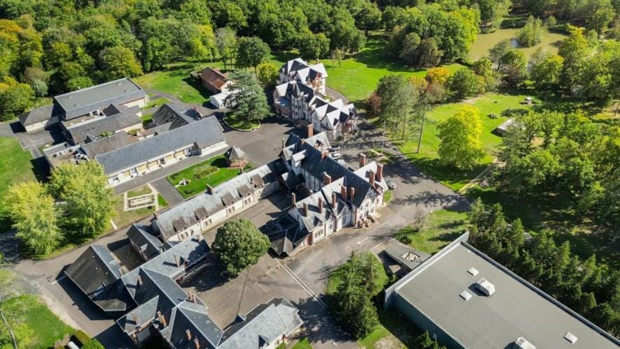 Property building, Day, Bird's eye view, Landmark view, Parking