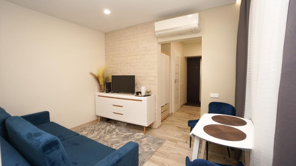 TV and multimedia, Living room, Dining area, air conditioner, air conditioner