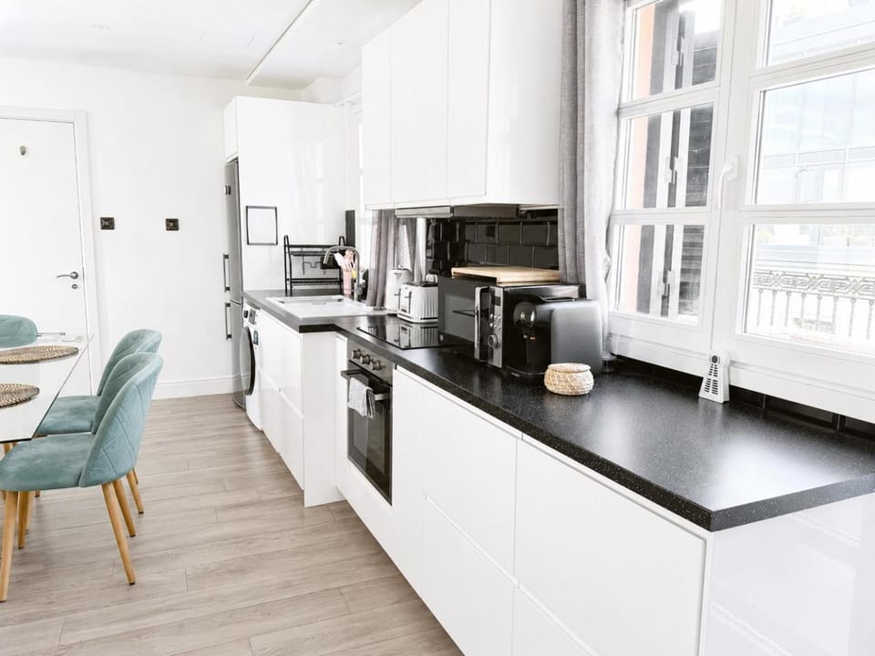 Coffee/tea facilities, Kitchen or kitchenette, Dining area, dishwasher, oven, stove, toaster