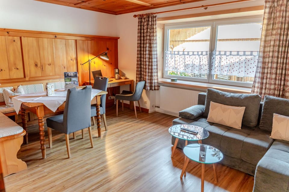 Living room, Business facilities, Seating area, Dining area