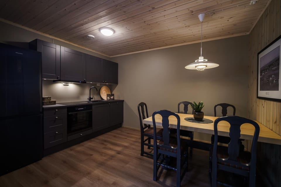 Kitchen or kitchenette, Dining area