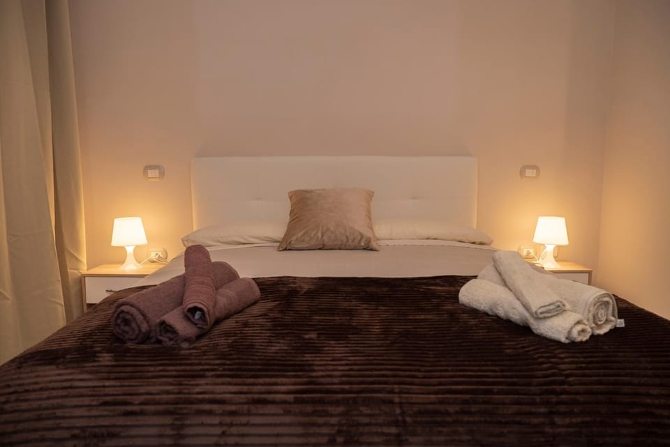Bed, Photo of the whole room, Bedroom, towels