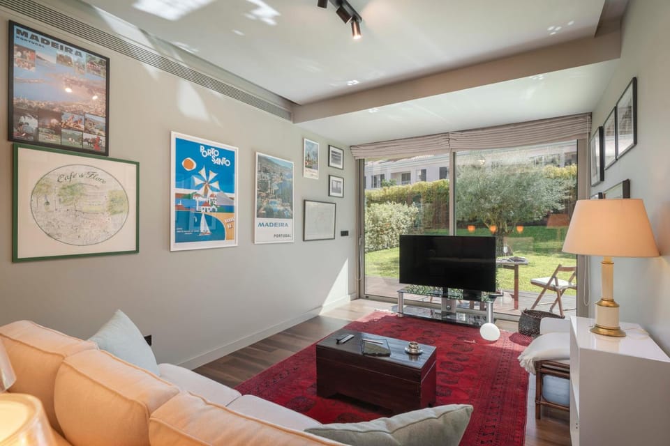 Communal lounge/ TV room, TV and multimedia, Living room, Seating area, Evening entertainment
