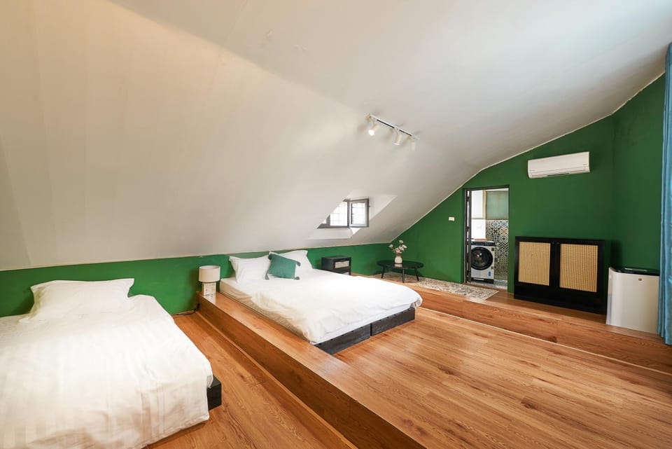 Photo of the whole room, Bedroom