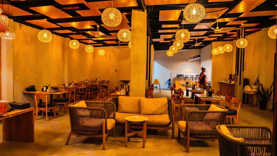 Restaurant/places to eat, Living room