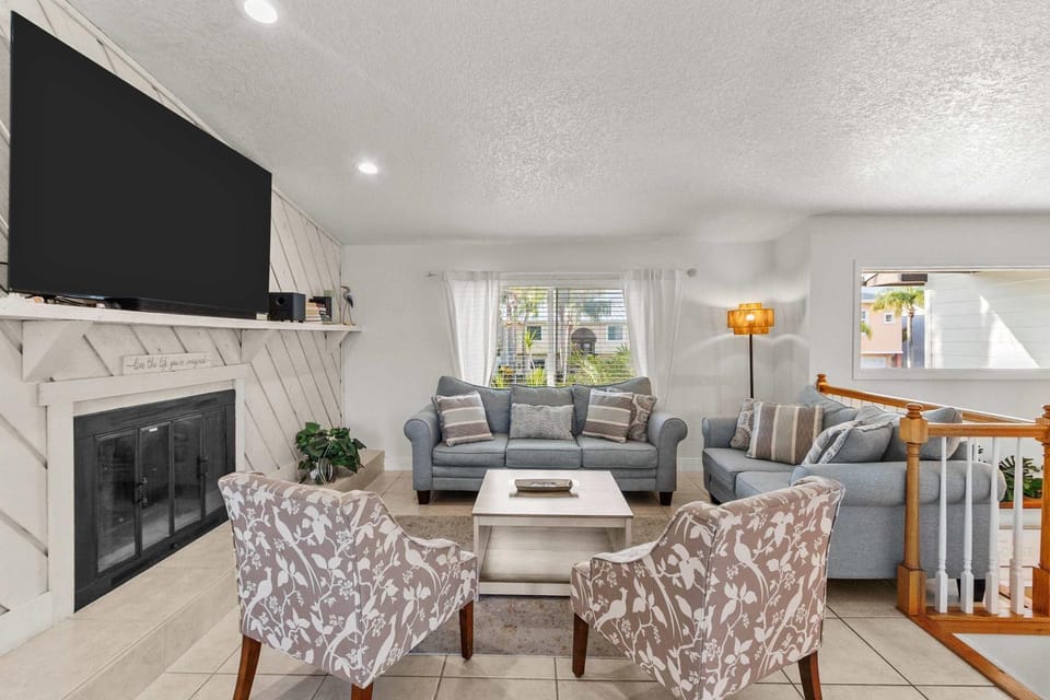 Communal lounge/ TV room, TV and multimedia, Living room, Seating area, Evening entertainment