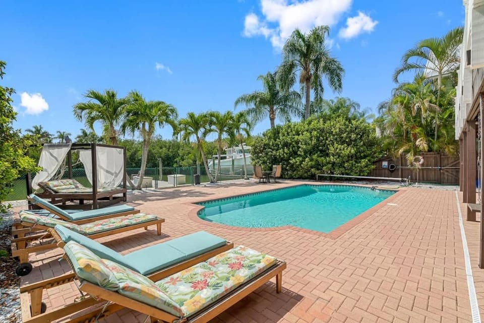 Day, Pool view, Swimming pool, sunbed