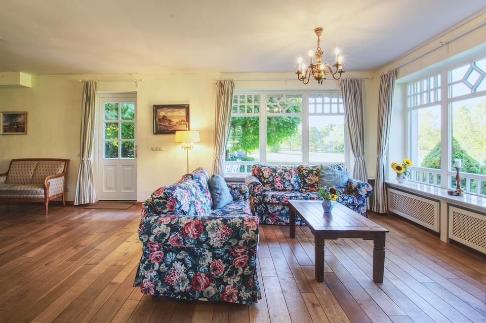 View (from property/room), Living room, Seating area