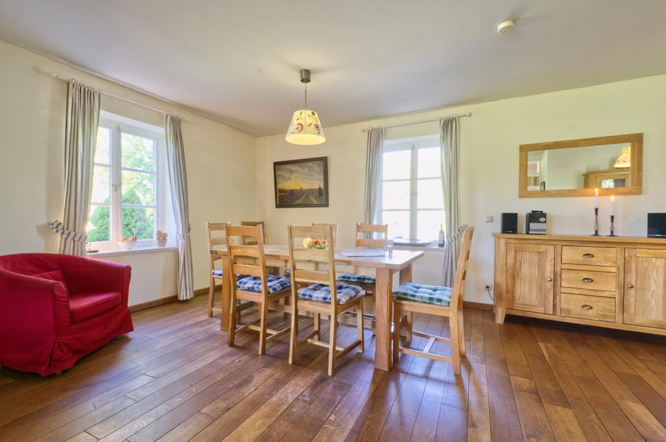 Seating area, Dining area