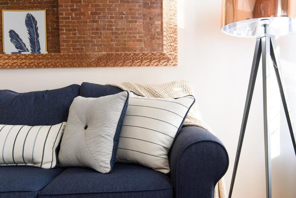 428-4R prime midtown large 2 BR Newly Furnished Apartment in Midtown
