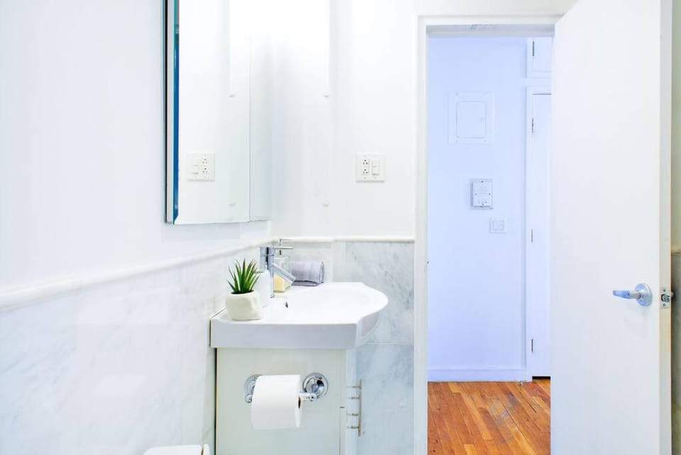 62-3B Studio Prime UES Walk to Central Park House in Upper East Side