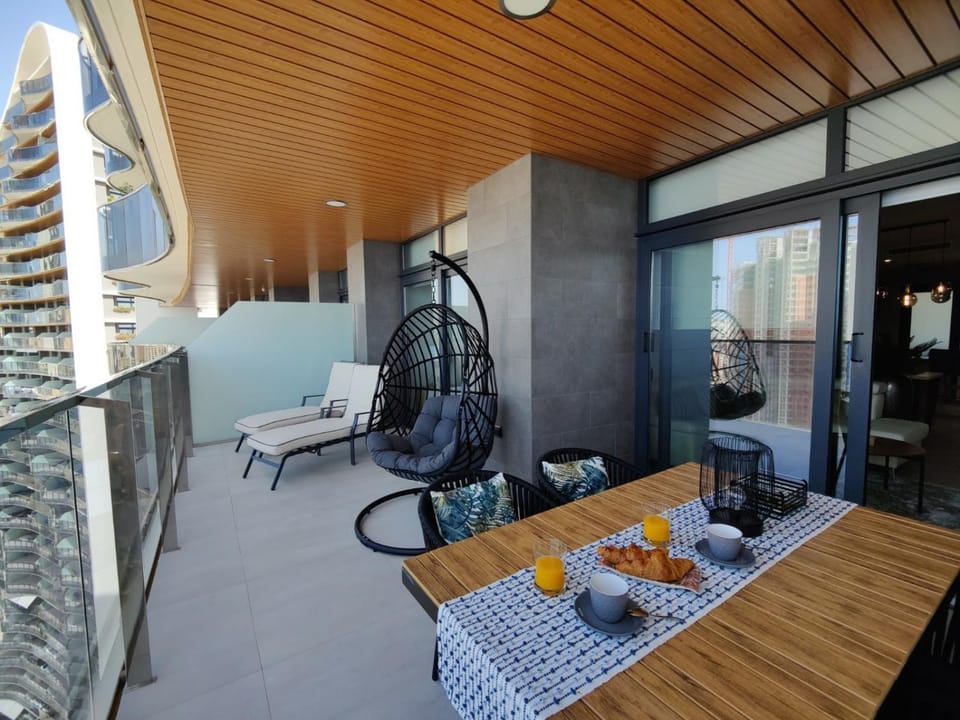 View (from property/room), Balcony/Terrace, Dining area, sunbed