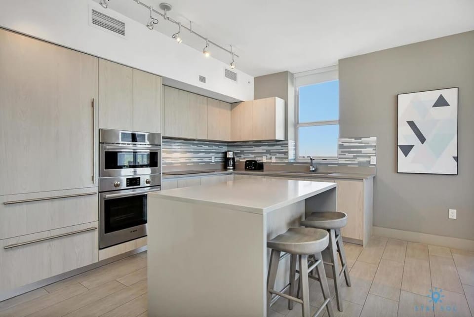 HighFloor with Stunning Views, Pools, Near Beach Apartment in Hollywood Beach