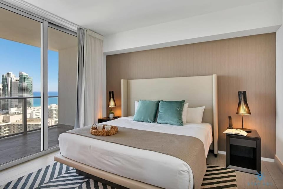 HighFloor with Stunning Views, Pools, Near Beach Apartment in Hollywood Beach