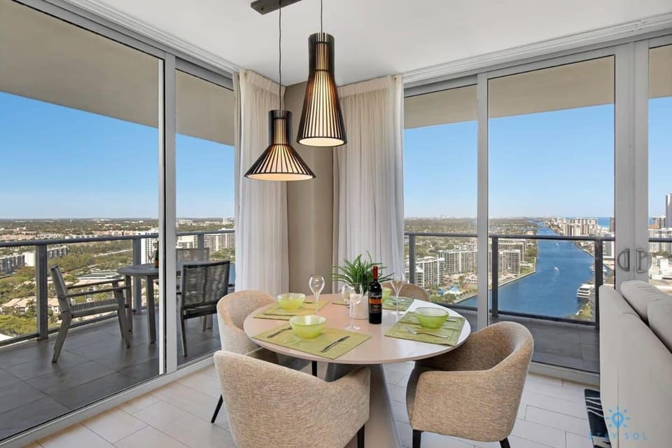 HighFloor with Stunning Views, Pools, Near Beach Apartment in Hollywood Beach