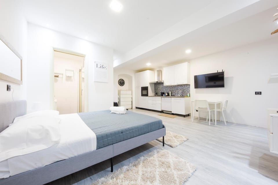 Bed, TV and multimedia, Photo of the whole room