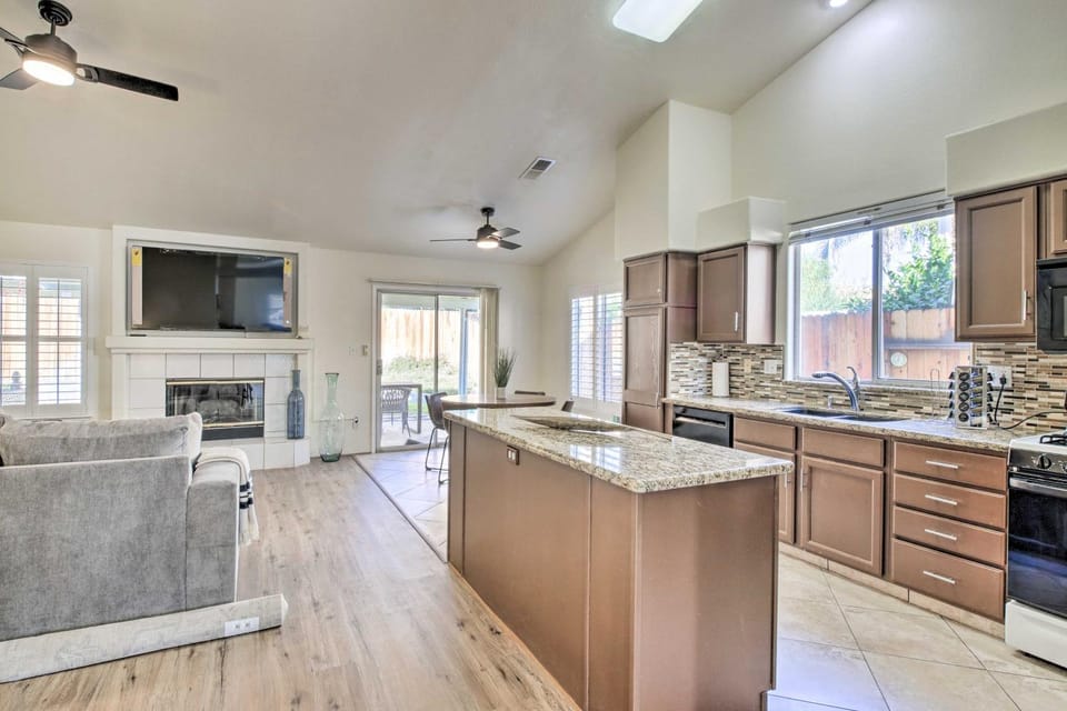 Family-Friendly Getaway: Community Amenities! House in Bakersfield