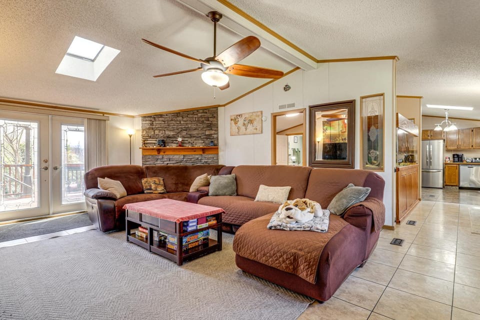 Sevierville Home: Lookout Deck, 10 Mi to Dollywood House in Sevier County