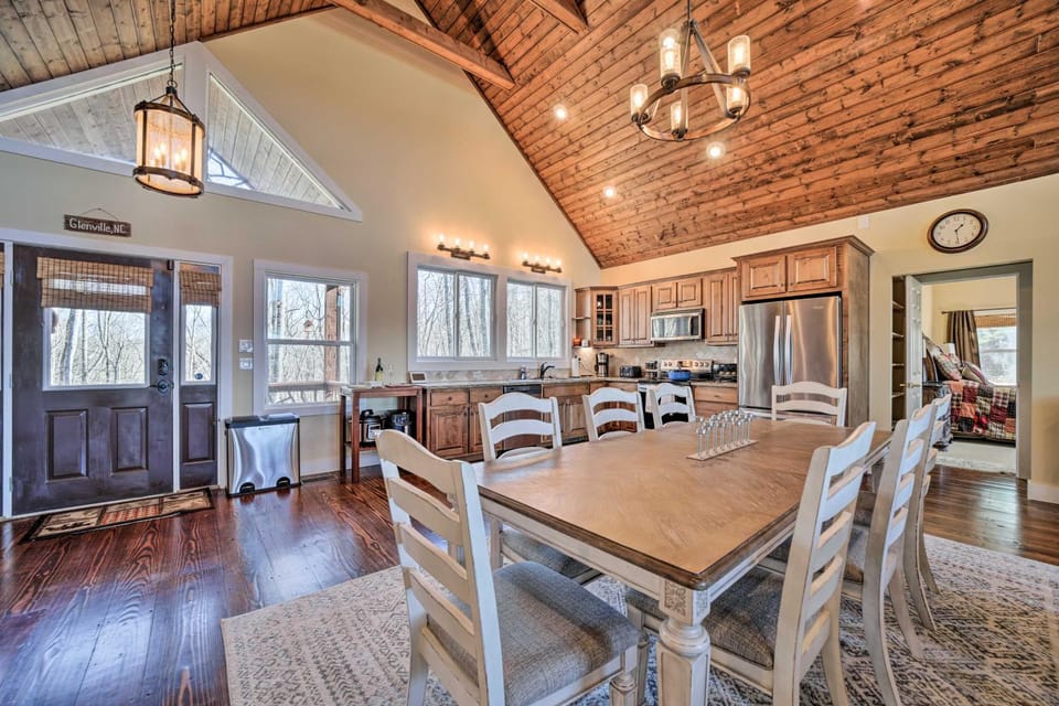 Beautiful Lake Views! ‘Glenville Serenity Lodge' House in Tennessee