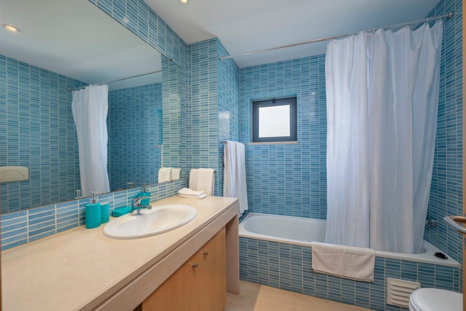 Shower, Toilet, Bathroom, Bath, towels
