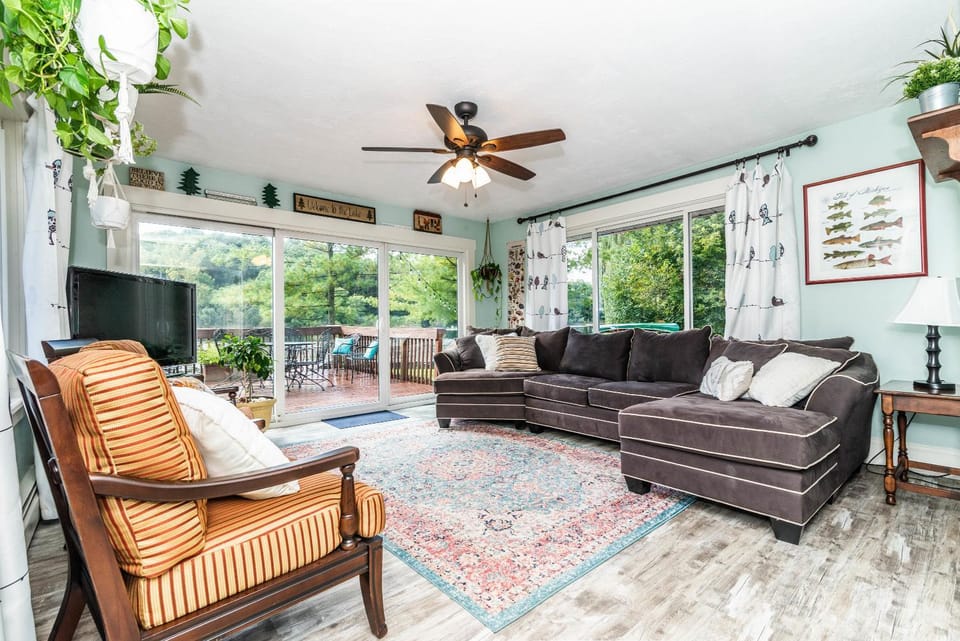 Chelsea Lake House, Game Room, & Pontoon-rental House in Michigan