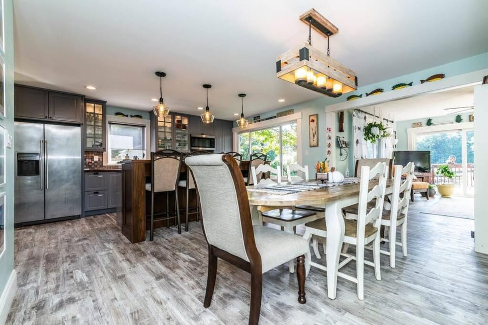 Chelsea Lake House, Game Room, & Pontoon-rental House in Michigan