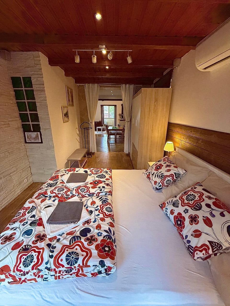 Bed, Photo of the whole room, Bedroom