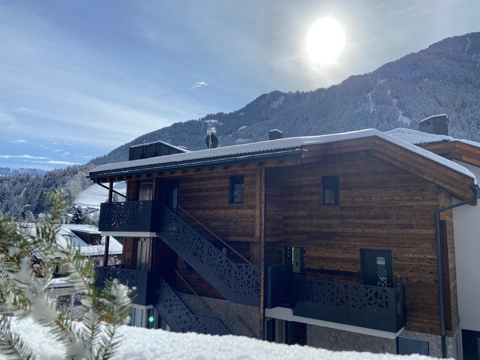 Property building, Day, Natural landscape, Winter, Mountain view