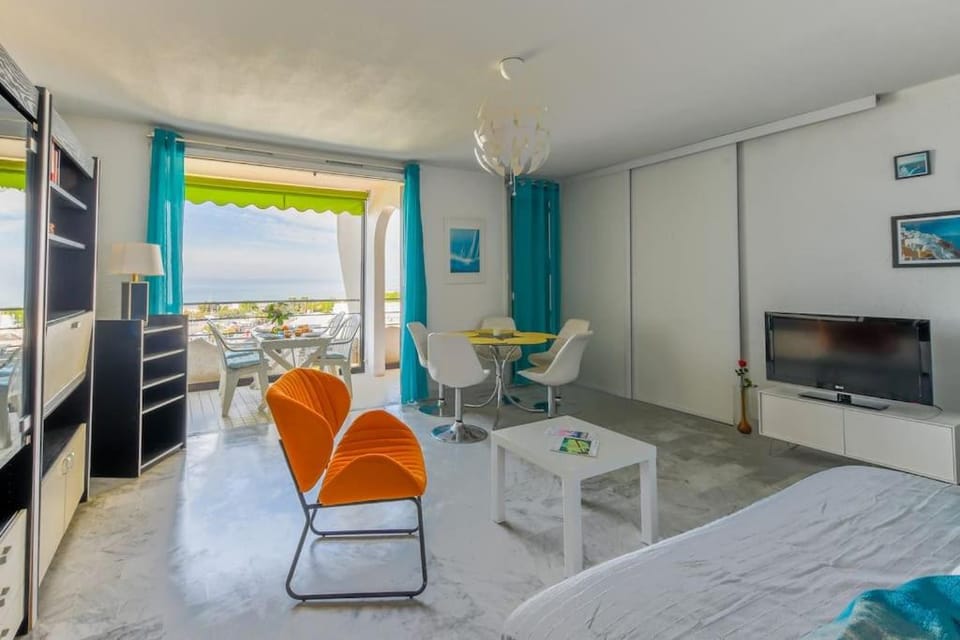 Communal lounge/ TV room, TV and multimedia, Living room