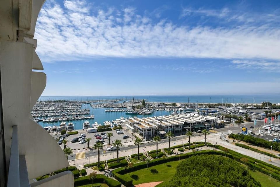 Property building, Nearby landmark, Neighbourhood, Natural landscape, Bird's eye view, City view, Sea view, Street view, Location