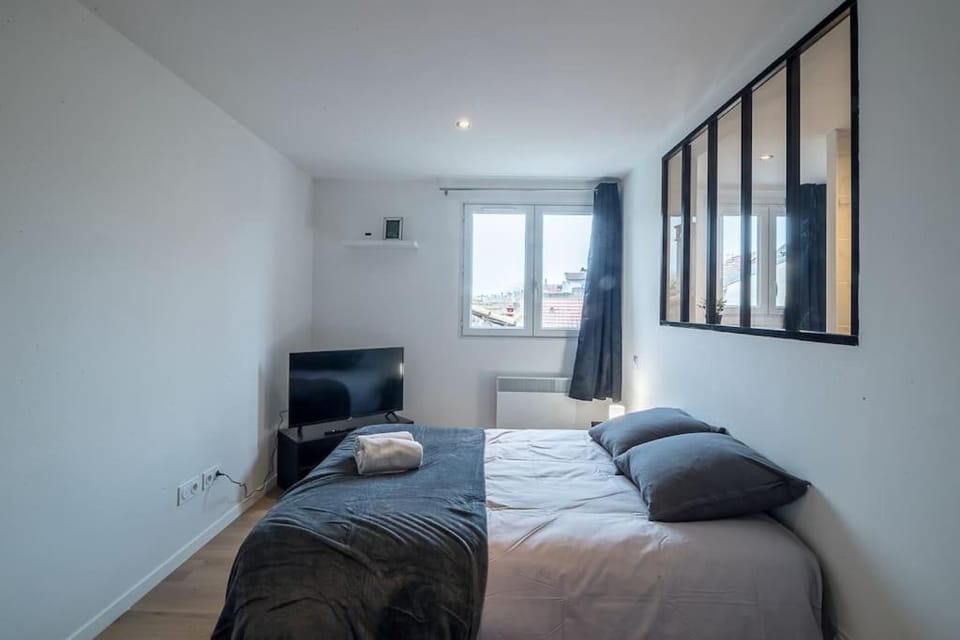 Bed, TV and multimedia, Photo of the whole room, Bedroom