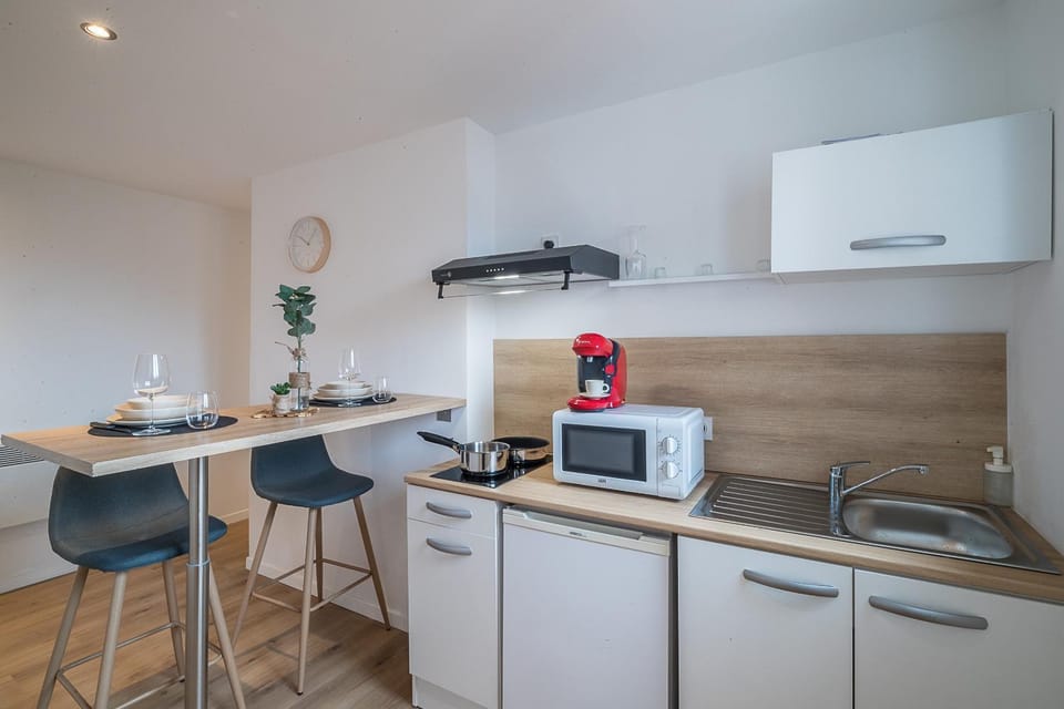 Coffee/tea facilities, Kitchen or kitchenette, minibar, oven, stove
