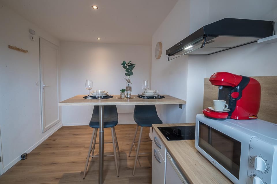 Coffee/tea facilities, Kitchen or kitchenette, Dining area, minibar