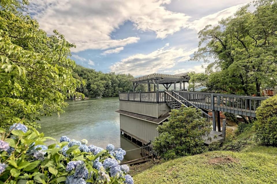 Tibors Landing on Lake Burton House in Georgia