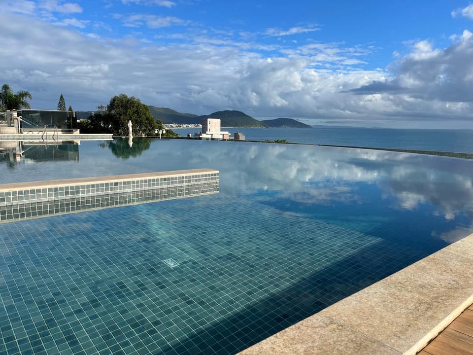 Apartamento fantástico, piscina vista mar Apartment in Florianopolis