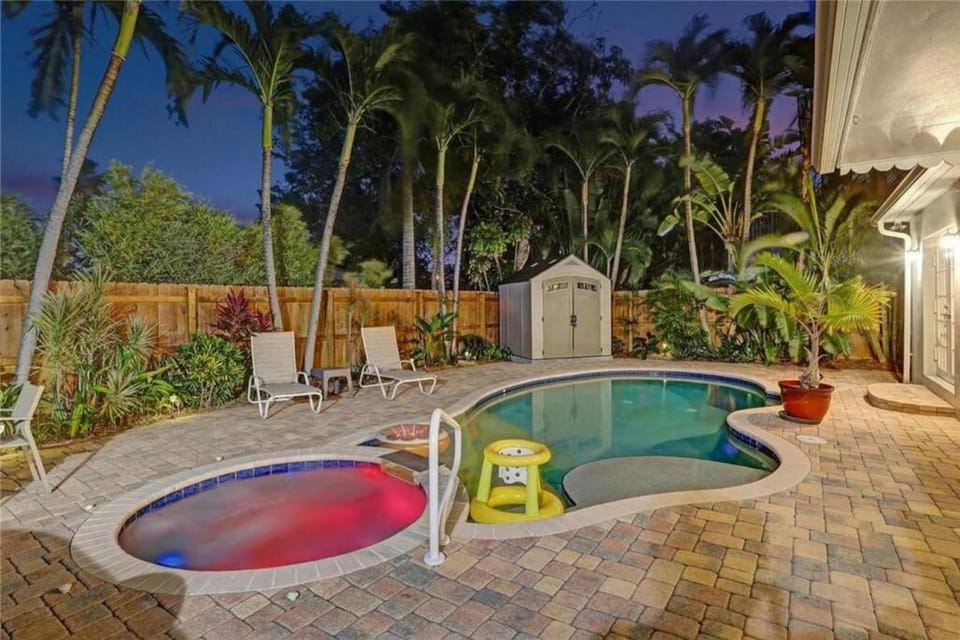 Swimming pool, sunbed