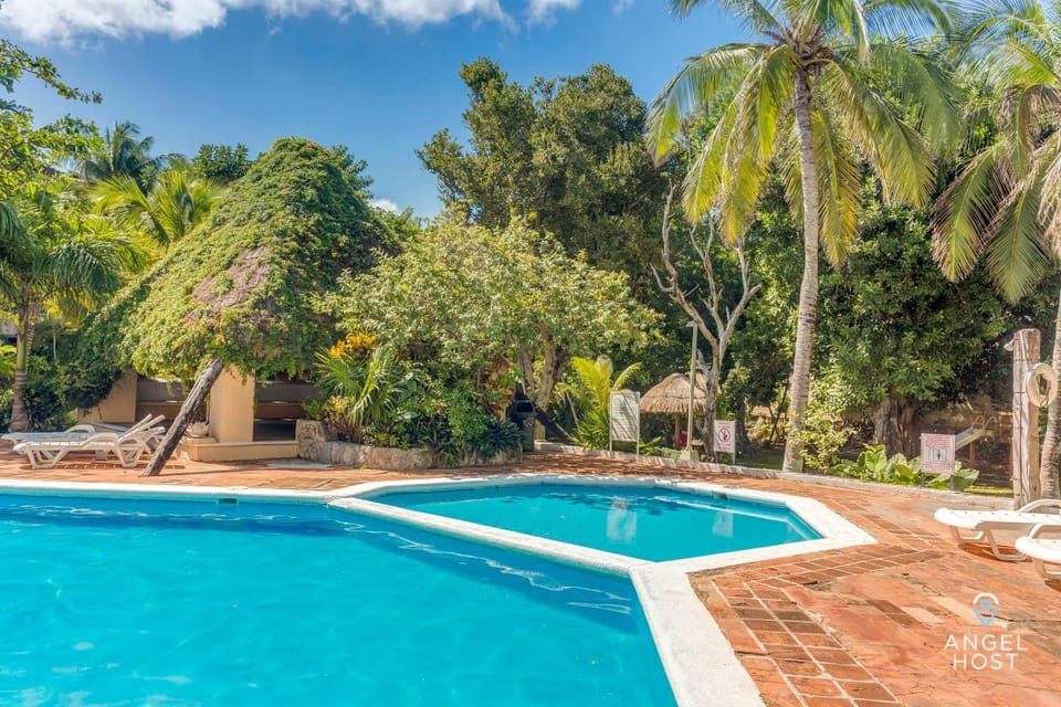 Day, Swimming pool