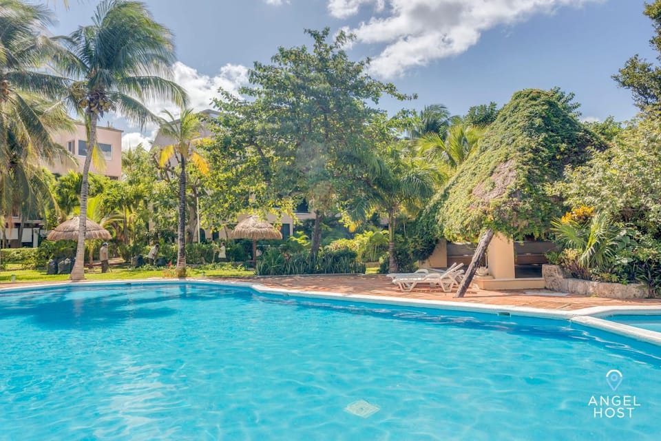 Day, Swimming pool, sunbed