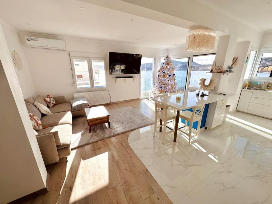 TV and multimedia, Living room, Seating area, Dining area, Evening entertainment, air conditioner