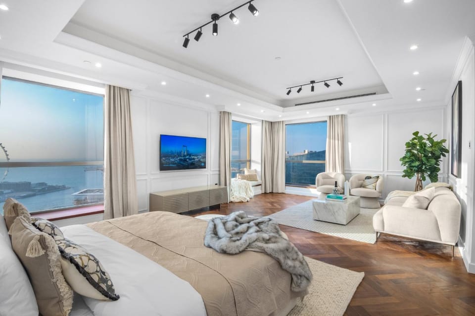 Bed, TV and multimedia, Seating area, Bedroom