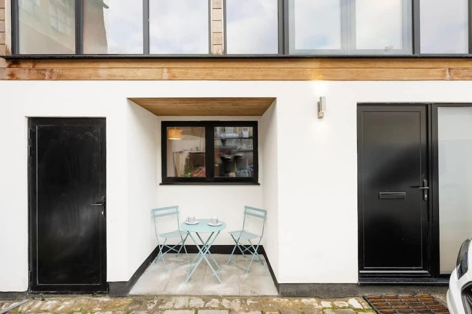 The Upside Down Eco House - Free parking with no height restrictions House in Bristol